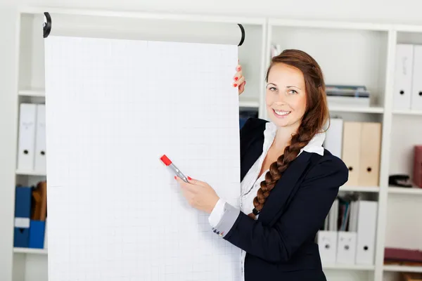 Zakenvrouw verwijst naar een lege flip-over — Stockfoto