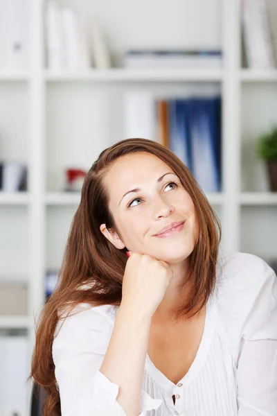 Femme jour rêvant et souriant — Photo