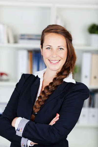 Portret van een zelfverzekerde en mooie vrouw — Stockfoto