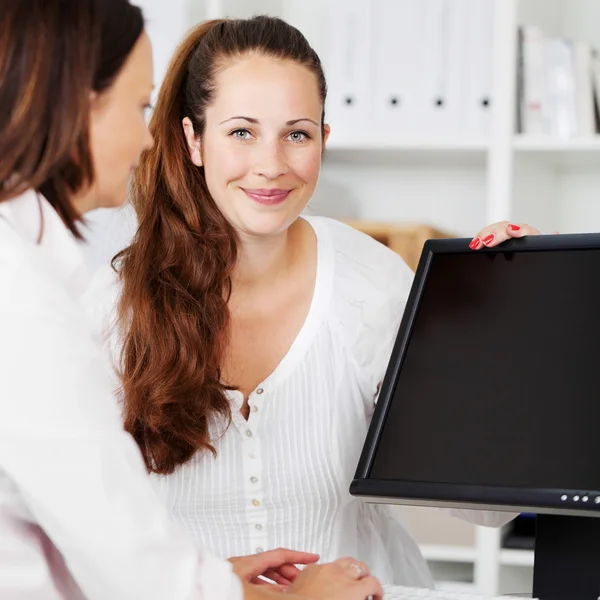 Two females working together on a computer — Stock Photo, Image