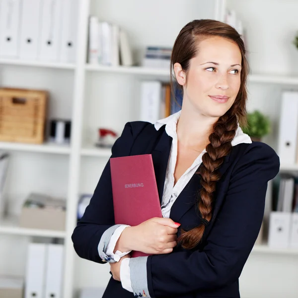 Schöne nachdenkliche Geschäftsfrau — Stockfoto