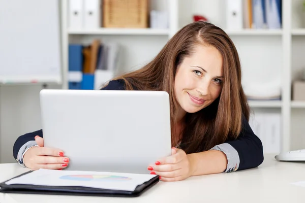 Brunette zakenvrouw — Stockfoto