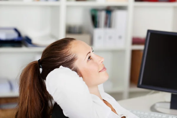 Frauen denken über etwas Gutes nach — Stockfoto