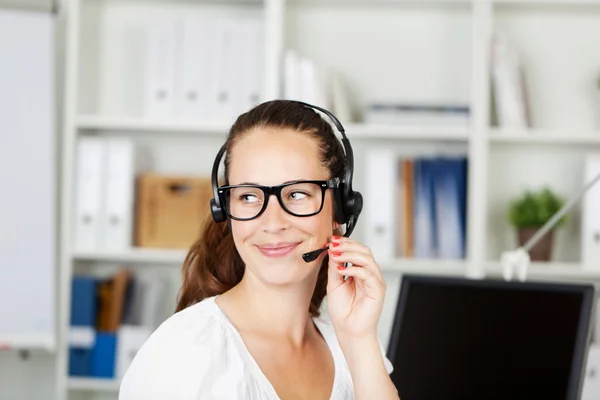 Travailleur de bureau souriant portant un casque — Photo