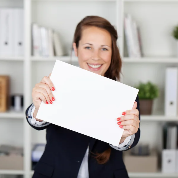 Mulher feliz segurando um livro branco — Fotografia de Stock