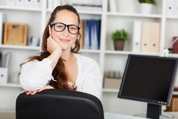 Femme au bureau — Photo