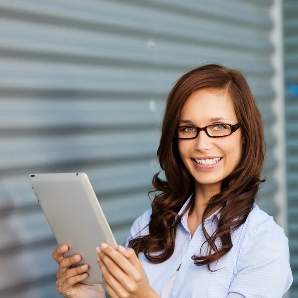 Frau lächelt und arbeitet am iPad — Stockfoto