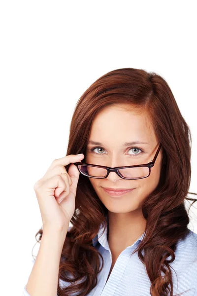 Mujer hermosa mirando por encima de sus gafas — Foto de Stock