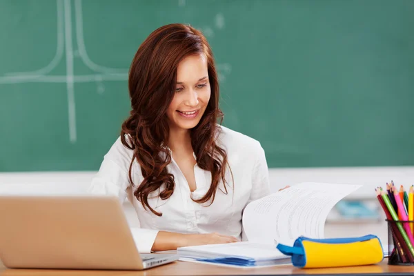 Estudiante estudiando en el aula — Foto de Stock