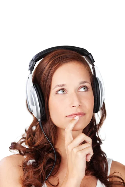 Jeune femme réfléchie qui écoute de la musique — Photo