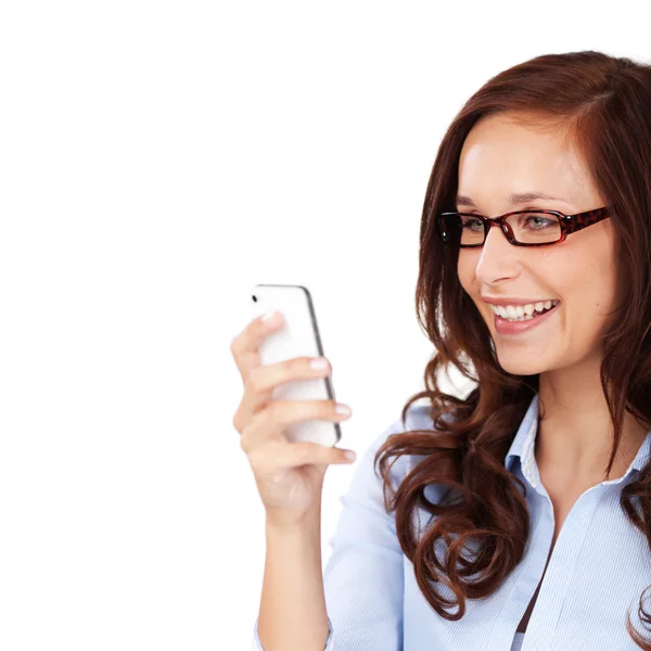 Glad kvinna läser ett sms på sin mobil — Stockfoto