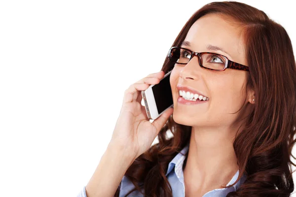 Mulher feliz falando em seu telefone celular — Fotografia de Stock