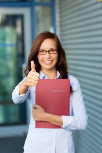 Mujer entusiasta dando un pulgar hacia arriba — Foto de Stock