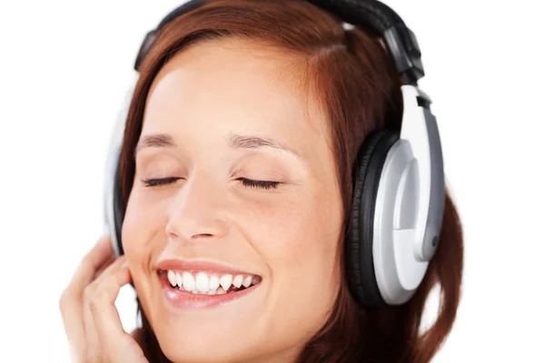 Mulher sorridente alegre ouvindo música — Fotografia de Stock