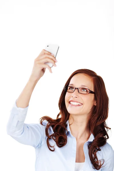 Woman smiling as she reads an SMS on her mobile — Stock Photo, Image