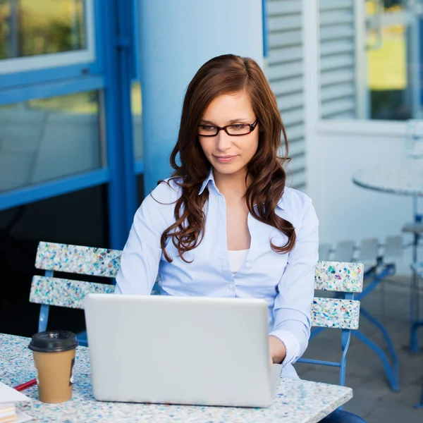 Young attractive woman working outside — Stock Photo, Image