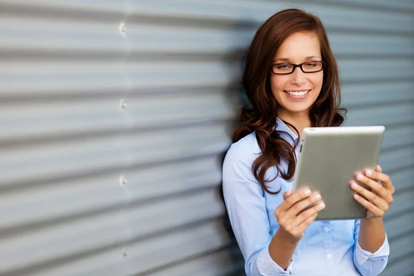 Young woman reading her tablet computer — Stock Photo, Image