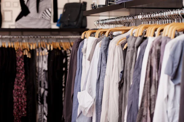 Estante de ropa en la tienda de ropa — Foto de Stock