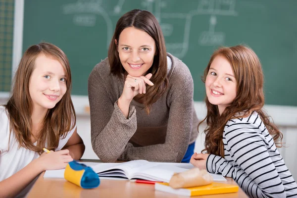 Fröhlicher Lehrer mit Schülern — Stockfoto