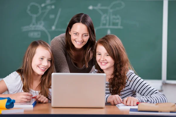 Junge Studentinnen — Stockfoto