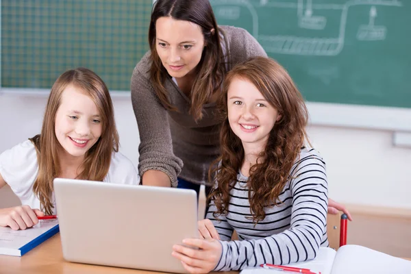 Estudiantes con laptop — Foto de Stock