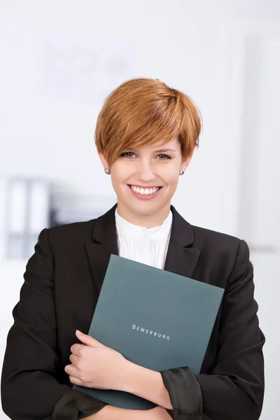 Podnikatelka drží knihu aplikace v úřadu — Stock fotografie