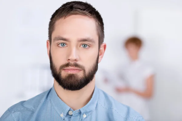 Koncentrationen av en affärsman i office — Stockfoto