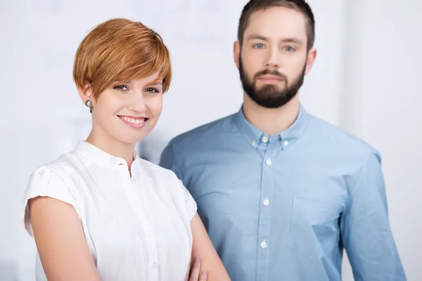 Geschäftsmann und Geschäftsfrau stehen zusammen — Stockfoto