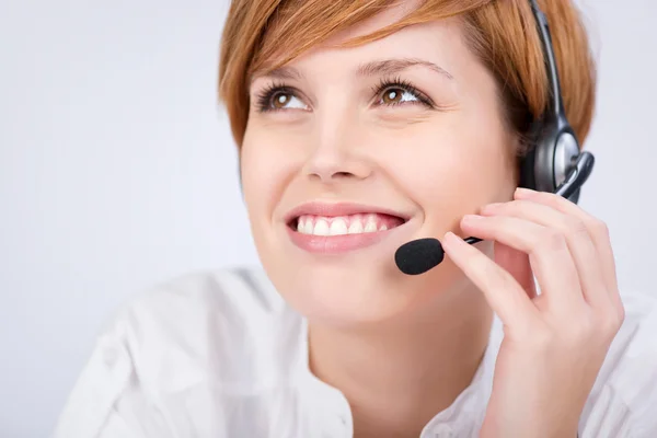 Ejecutivo de Servicio al Cliente Hablando en Auriculares — Foto de Stock