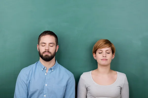 Estudiantes con los ojos cerrados pizarra — Foto de Stock