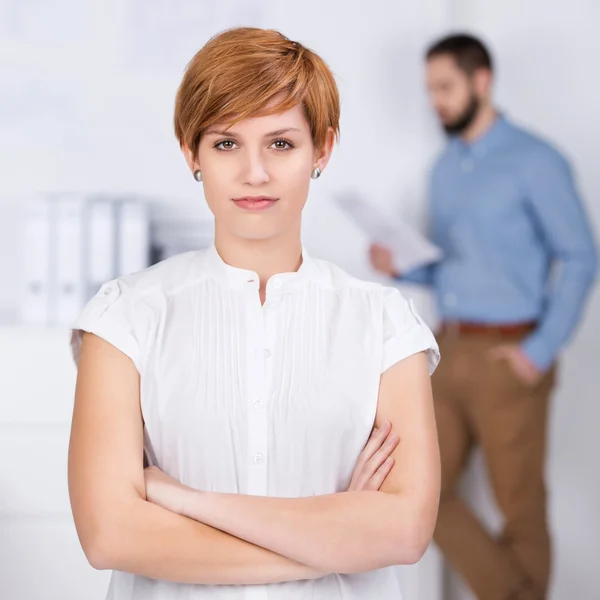 Affärskvinna med medarbetare i bakgrunden — Stockfoto