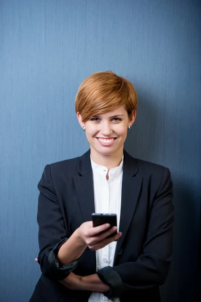 SMS der Geschäftsfrau auf dem Handy — Stockfoto