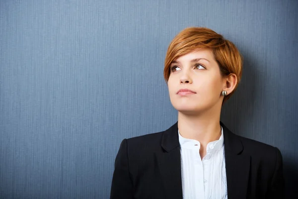 Premurosa donna d'affari che guarda altrove — Foto Stock