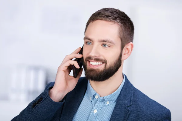 Homme d'affaires heureux utilisant un téléphone portable — Photo