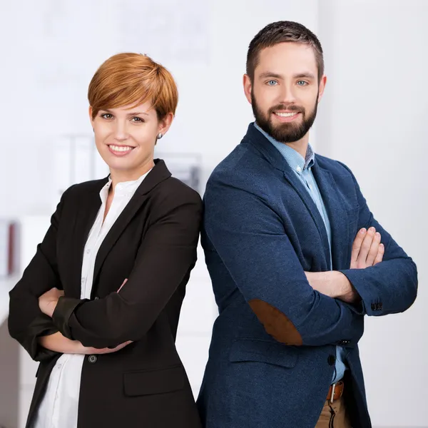 Man en vrouw met gekruiste armen — Stockfoto