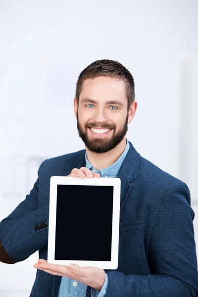 Empresário mostrando tablet digital no escritório — Fotografia de Stock