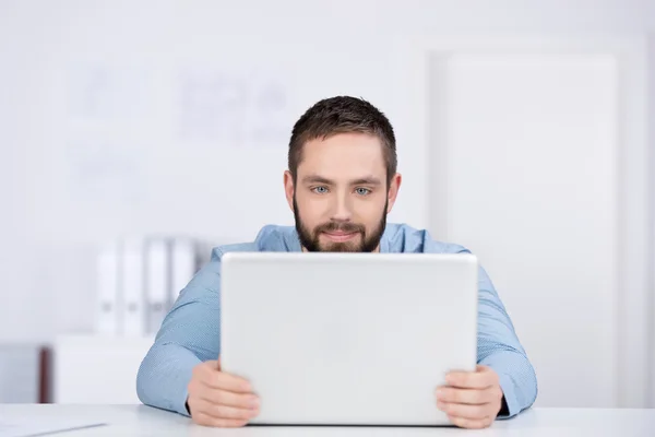 Affärsman med laptop på skrivbordet — Stockfoto