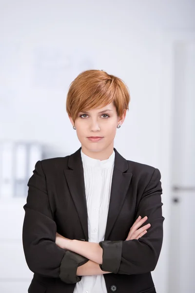 Businesswoman With Arms Crossed Standing In Office — Stock Photo, Image