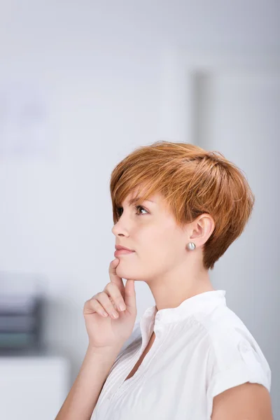Pensativa mulher de negócios olhando para longe — Fotografia de Stock