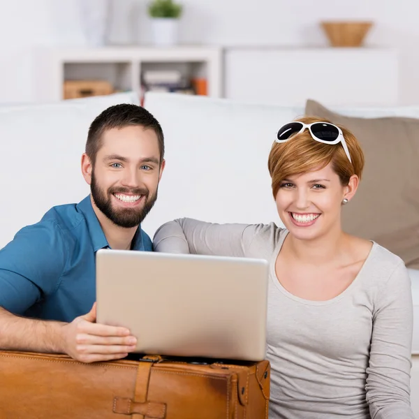 Jovem casal feliz com laptop — Fotografia de Stock