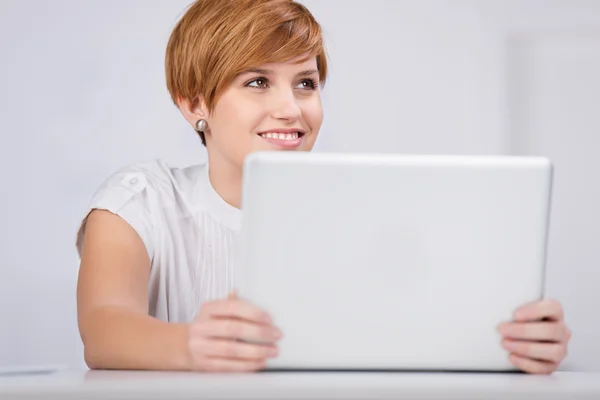 Jonge zakenvrouw met laptop — Stockfoto