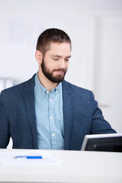 Affärsman som arbetar på dator på skrivbordet — Stockfoto