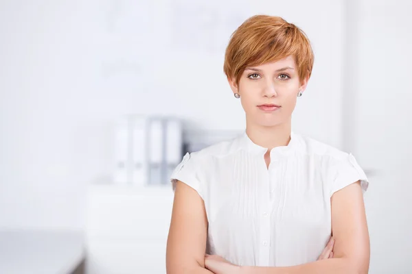 Attrayant Businesswoman debout bras croisés — Photo