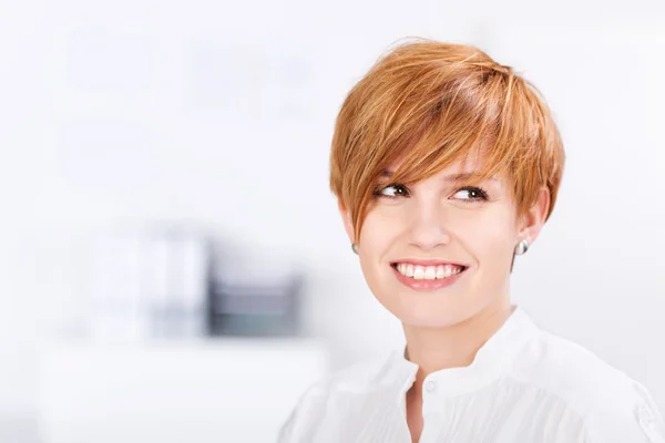 Hermosa mujer de negocios feliz con el pelo rojo — Foto de Stock