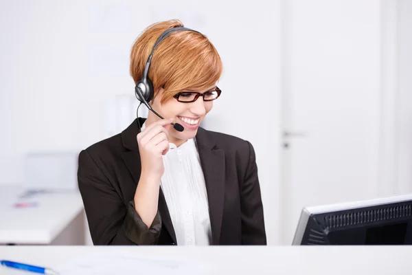 Recepcionista falando sobre fones de ouvido — Fotografia de Stock