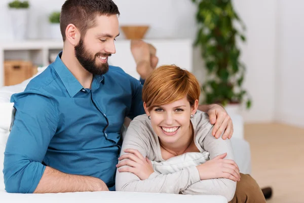 Young Couple Relaxing Together On Sofa — Stock Photo, Image