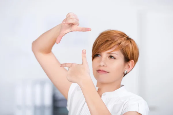 Tankfull ung affärskvinna att göra finger ram — Stockfoto