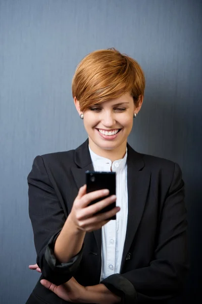 Обмін текстовими повідомленнями бізнес-леді на мобільному телефоні — стокове фото