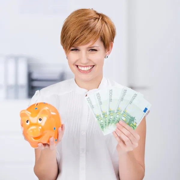 Businesswoman Holding Euro Notes And Piggybank — Stock Photo, Image