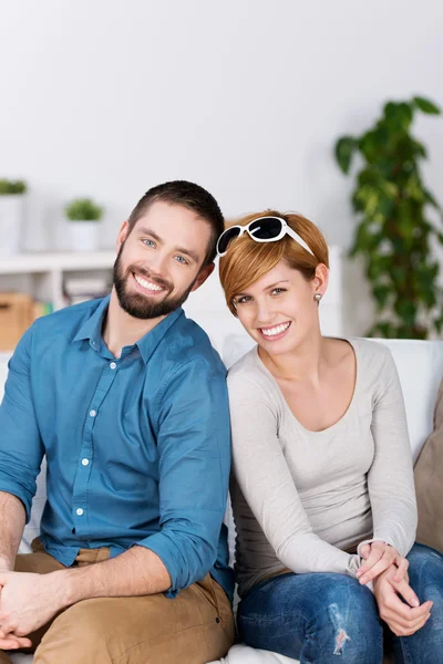 Casal jovem sorrindo juntos na casa — Fotografia de Stock